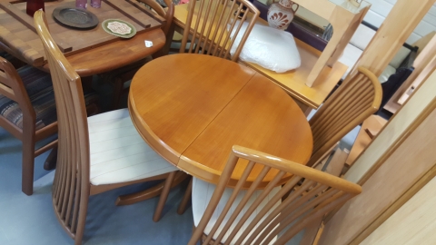 Tisch mit Sesseln