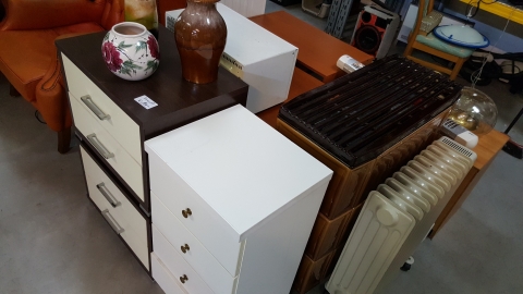 Schrank, Büroschrank, Weiss, Braun, Heizkörper, Vasen, 