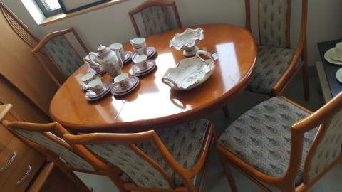 Kaffeetasse, Milchkanne, Kaffeekanne, Esstisch, Holz, Sessel, 